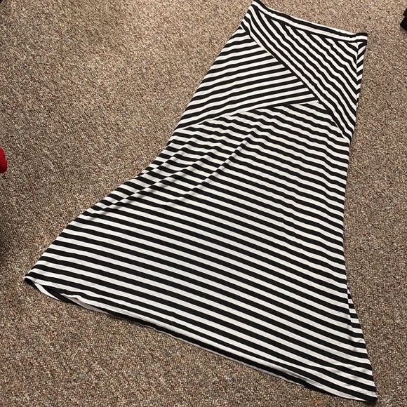 Ava & Grace stripe blk/ off wht skirt- medium. - Picture 5 of 8